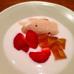 神楽坂 石かわ - 苺　ラム酒ゼリー　黒糖　ココナツスープ