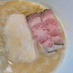 麺家 獅子丸 - 焼豚は、鶏肉1枚と豚肉2枚の計3枚です。