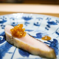 くるますし - さわらを燻して、玉ねぎをのせて。