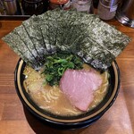 横浜家系ラーメン 三郷家 - ラーメン750円味濃いめ麺硬め。海苔増し100円。