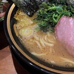 横浜家系ラーメン 三郷家 - マイルドで旨味のあるスープ。