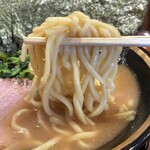 横浜家系ラーメン 三郷家 - 麺リフト。