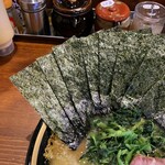 横浜家系ラーメン 三郷家 - 海苔増しは5枚100円。