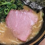 横浜家系ラーメン 三郷家 - 肩ロースのチャーシューはほんのりスモーク。