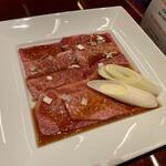 叙々苑 - 続いて叙々苑自慢の肩ロース肉のセットが運ばれて来ました。