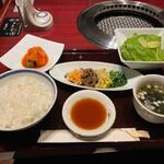 叙々苑 - 注文すると先ず料理のナムルやキムチ、スープ、サラダ、ごはんのセットが運ばれて来ました。