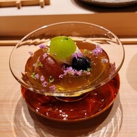 一宇 - 皮まで食べられる３種類のブドウ、その下にもずくとシャコ、長芋素麺