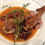 エスカルゴ - 火の通りの丁度良かったホロホロ鳥　ソースもコクがあってワインにぴったり