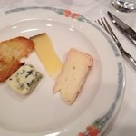 エスカルゴ - 色んなチーズ　これだけでワイン更に一杯飲めそうですが我慢