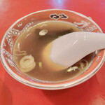 東軒 - 薄い醤油ラーメンの様なスープ。