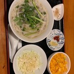 Fueya - 牛肉フォー＋サラダ＋チャーハン＋デザート