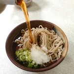 Honke Hashimoto - 名物そばへ蕎麦汁を注ぐ