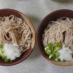 本家橋本 - 1人前がお茶碗サイズ丼2つにて提供される名物生そば(¥680)