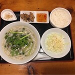 Fueya - 牛肉フォー＋サラダ＋ご飯＋豚ロース焼き＋デザート