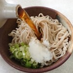 本家橋本 - 名物そばへ蕎麦汁を注ぐ