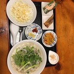 Fueya - 牛肉フォー＋サラダ＋生春巻き＋揚げ春巻き＋デザート