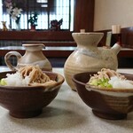 Honke Hashimoto - 1人前がお茶碗サイズ丼2つにて提供される名物生そば(¥680)大徳利が蕎麦汁で小徳利が蕎麦湯