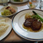 ラ プルーズ東京 - （ランチ）「ウイークリーランチ」（2,000円）のお肉料理とライスとサラダ