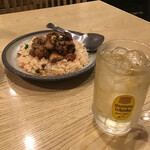 丸万焼鳥 - チキンピラフと角ハイボール