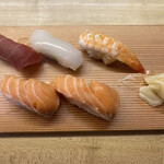 Sannomiya Sushi Ebisu - 寿司（まぐろ赤身・赤イカ・海老・飲めるサーモン）