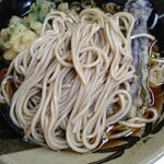 立喰そば かしやま - お汁に染まるそば