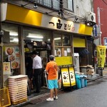 一由そば - いつも店外まで並んでます。