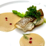 184941884 - 旬魚のポワレは真鯛。リンゴや玉ねぎを使ったヴィネガーソース。
