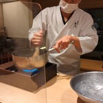 日本料理 別府 廣門 - わらび餅を練っています