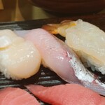 沼津魚がし鮨 江戸前鮨 - ホタテや海老など全てのネタが新鮮で旨～い♪