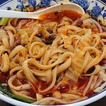 好運麺園 - 好運麺園 ＠西葛西 酸辣刀削麺 小皿の野菜炒めを加えてマゼマゼして頂きます