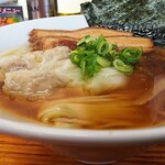 中華そば よしかわ - 手前から見るとこんな感じ。