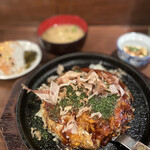 広島風お好み焼　青葉 - 味噌汁（豚汁）、小鉢（冷奴）、おにぎり（食べ放題）に、半めんの広島風お好み焼き。チーズ入りにしなければ700円。