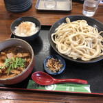 延喜 - 右上に特製スパイスが見えます。