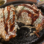 Hiroshima Fuu Okonomiyaki Aoba - テーブルにあるソースとマヨネーズをお好みで掛けます。