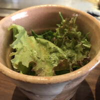 くずし鉄板 あばぐら 神田店 - 酸味の強いドレッシングは好み