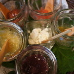 山ごぼう - ジャムとカッテージチーズ。