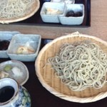 Soba Dokoro Ichii - 小鉢に福豆の煮物と漬物。きれいに調った麺線。これは二八蕎麦。やはりこの店は十割がおすすめ。