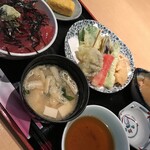 酒肴 亀八 - 一式です。小鉢は手抜き？ですが、味噌汁の具がいつもより多い。