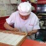 丸正餃子店 - 大将が包んでる！2013.2.21(日)15時電話予約後、時間厳守の15時55分訪問270円×6人前(^｡^)1620円也