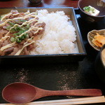 Shunsai Sakura - 皿の上にご飯と豚の主が焼が盛られている。その上にマヨネーズが最初からかけられていた。