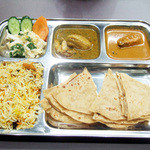印度家庭料理 レカ - スペシャルセット(1000円) 日替わりカレー2種はチキンとコリアンダーのカレー、ブリのカレー