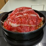 KANEGURA - 肉鍋定食(肉鍋・卵・肉吸い・ご飯) 2200円、アラームが鳴り肉ダレをかけると周りからグツグツと