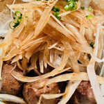 はたがやレバー - レバーは大量のタマネギの下です。