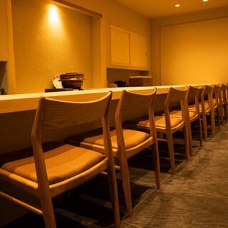 순 일본식 카운터에서 미술과 미식을 즐긴다. 지하에는 개인실 완비