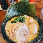 濃厚豚骨ラーメン 濱虎家 - 全容　扇子のような海苔のテカリが良いですね！