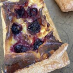パン工房アウトレット あにまーと - ブルーベリークリームチーズ200