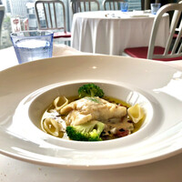 ブラッスリー ポール・ボキューズ 大丸東京 - メインは2種からチョイスの北海道産真鯛のポアレ　ヴェルジュソース　サッパリとした味わいで美味しい！