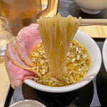 超純水採麺 天国屋 - 生姜の効いた醤油味スープは層の厚い旨味で、とても美味しいです