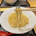 超純水採麺 天国屋 - 麺は昆布水に浸っていますが、昆布水だけで無く鶏油も入っています