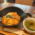 Cafe brunch TAMAGOYA - ◯天城軍鶏の親子丼¥1,450(たまごスープ、お新香つき)